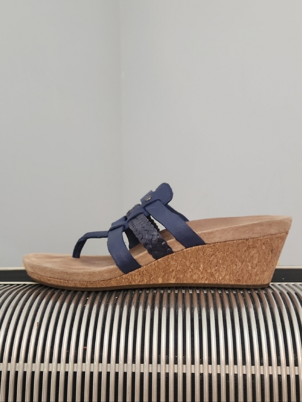 UGG MADDIE NAVY BLUE TRIPLE LEATHER STRAP THONG WEDGE SANDALS SZ 7